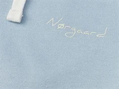 nærbillede af lyseblå sweatpants fra Mads Nørgaard med hvidt logoprint